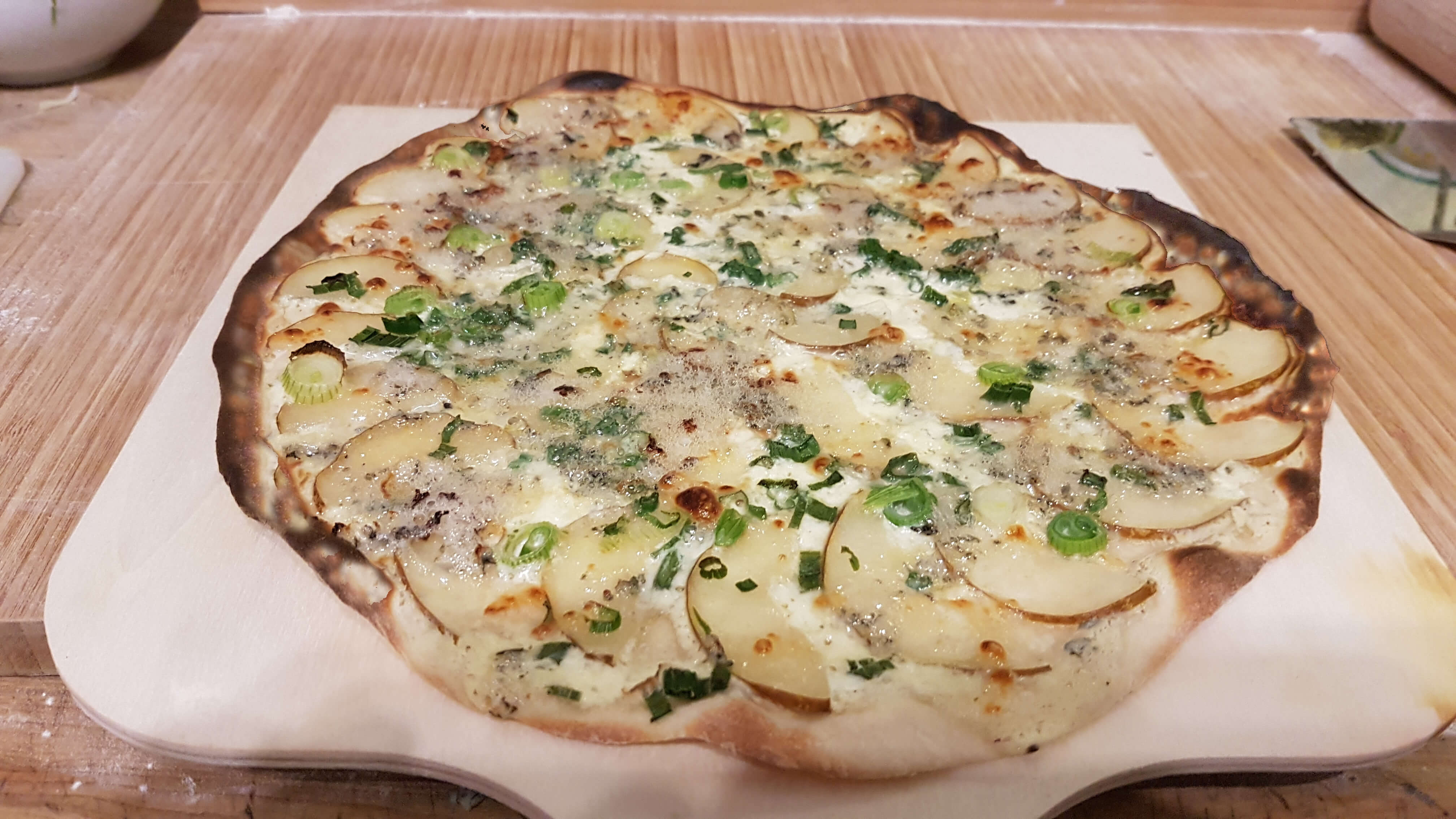 Flammkuchen mit Birne, Gorgonzola und Frühlingszwiebeln | Pimotti ...