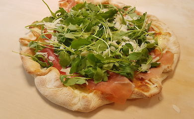 Flammkuchen mit Serano, Parmesan und Rucola